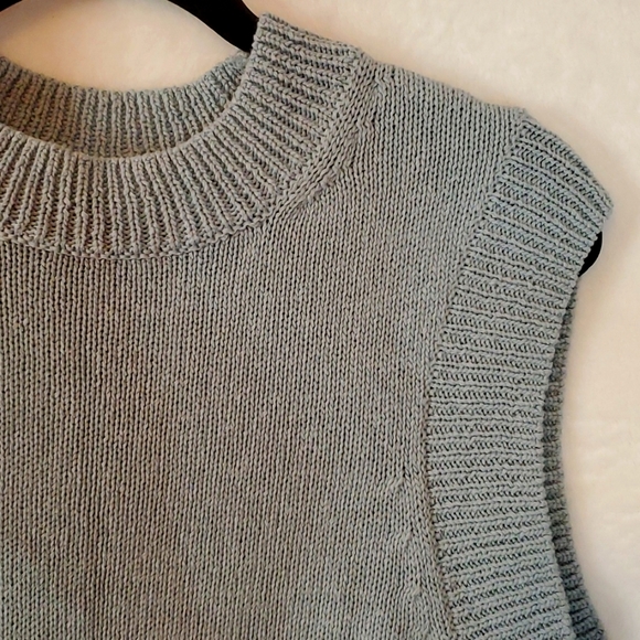 NWOT H&M ribbed sweater vest - Picture 3 of 8
